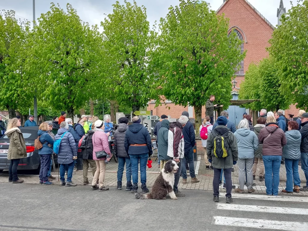 Start van de Trage Wegen Wandeling in het Wullebos in Klein-Sinaai (Stekene) met bijna honderd deelnemers