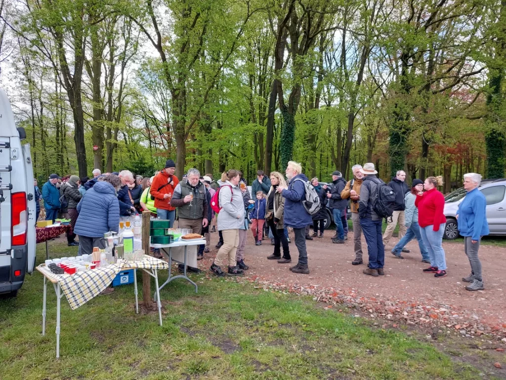 Versnapering tijdens de Trage Wegen Wandeling in het Wullebos in Klein-Sinaai (Stekene)