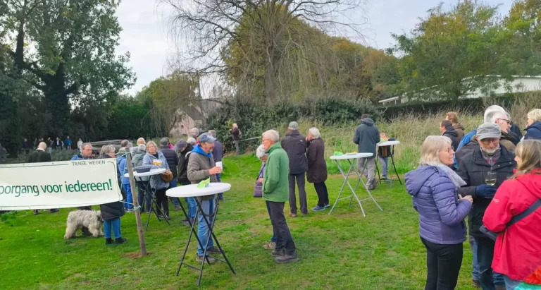 120 wandelaars werden overgezet met een vlot aan de Moervaart