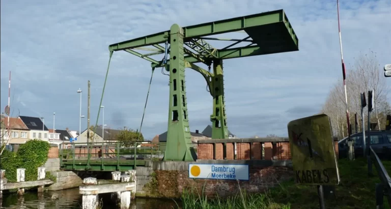 Familiefietstocht langs erfgoedbruggen over de Moervaart